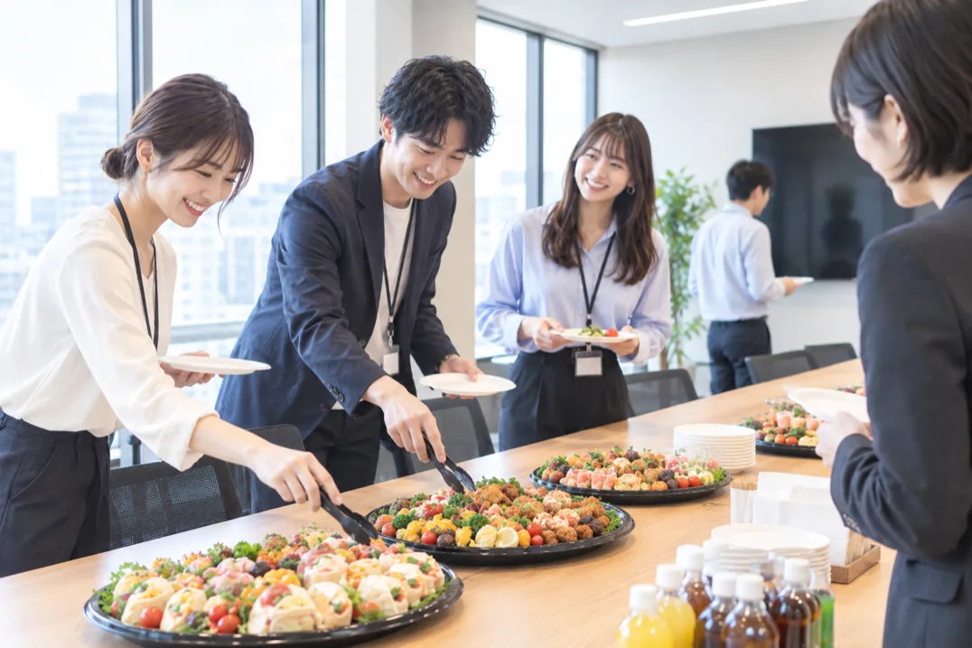 会議やセミナーでオードブルを取り分けるビジネスパーソン